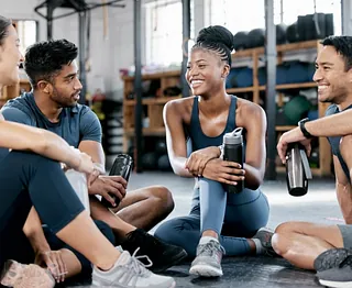 Groupe d'amis au gymnase