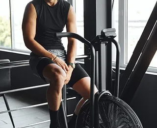 Homme assis sur un vélo