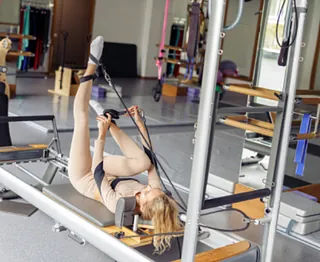 Femme s'entraînant sur machine